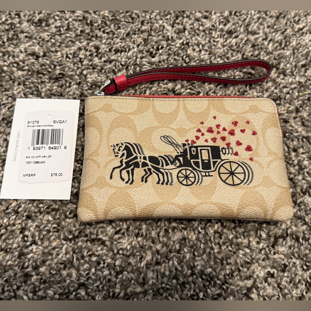 COACH CORNER ZIP WRISTLET IN SIGNATURE CANVAS WITH HORSE AND CARRIAGE HEARTS